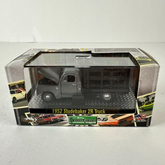 1952 Studebaker 2R Truck Die-Cast Model 1:64 Scale Detroit Cruisers M2 Machines - Picture 1 of 4